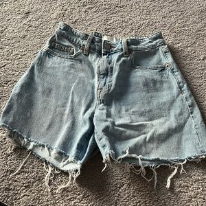 Size 4 light wash h&m jean shorts 
Good condition. Not worn many times